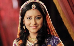 Fan của "Cô dâu 8 tuổi" tự tử theo thần tượng trước mặt con