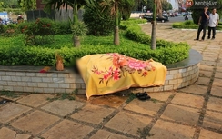 Phát hiện người đàn ông chết gục bên bồn hoa lúc rạng sáng