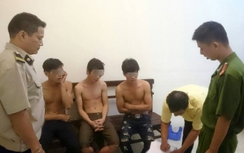 Ba thanh niên bơi thi ra tháp Rùa giành một chai nước