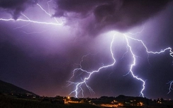 Đang đi trên đường, một phụ nữ bị sét đánh tử vong