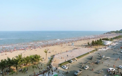 Vì sao lượng khách đổ về Sầm Sơn tăng đột biến?