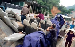 Ảnh: Cận cảnh xe khách bị "thổi" bay nóc tại Thanh Hóa