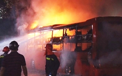 Xe khách giường nằm cháy ngùn ngụt, hành khách hoảng loạn