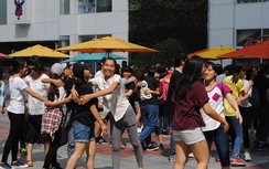 Hàng trăm bạn trẻ ôm nhau giữa trời nóng nực