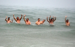 Bộ trưởng Trần Hồng Hà tắm biển Quảng Trị dưới mưa