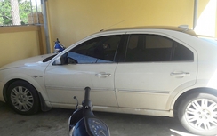 Bị dân làng vây đánh, nhóm côn đồ bỏ ô tô tháo chạy