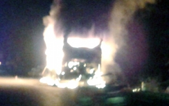 Xe khách Ka Long cháy ngùn ngụt giữa QL18A