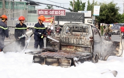 Xe tải chở cồn bốc cháy trên quốc lộ, tài xế bị bỏng