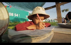 Hành trình bám chữ của cậu bé bán bồn bồn bên lề đường