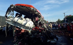 Hiện trường TNGT xe tải đi ngược chiều đâm xe khách ở Gia Lai