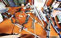 Bắt quả tang 2 đối tượng sản xuất súng tại nhà