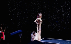 "Bà mẹ một con" Thu Minh khoe cơ bụng 6 múi đầy quyến rũ