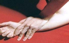 Thiếu nữ 18 tuổi chống trả "yêu râu xanh" đội lốt người quen