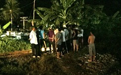 Nam thanh niên lấy áo che mặt, đứng giữa đường ray cho tàu tông