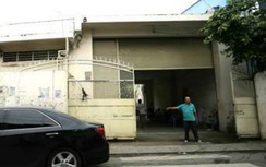 Cổng nhà ông Trầm Bê đóng kín khi công an khám xét