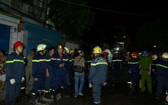 Cháy nhà 4 tầng lúc rạng sáng, 8 người mắc kẹt