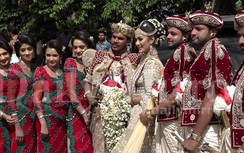 Dụ 250 học sinh bỏ học bê váy cưới, cô dâu bị điều tra