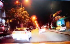 Ô tô "nổi điên" ép xe kẹp 3 đầu trần ngông nghênh