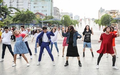Trường Giang “xấu lạ” cùng Hương Giang náo loạn phố Nguyễn Huệ