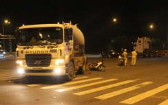 Va chạm với xe bồn, thi thể nạn nhân mắc kẹt dưới bánh xe