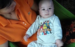 Bé trai 2 tháng tuổi bị bỏ rơi trước cửa nhà dân
