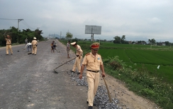 Lo dân gặp tai nạn, CSGT Bình Định dọn đá rơi vãi trên đường