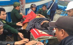 Dùng tàu cá đưa công nhân bị tai biến ngoài đảo vào bờ