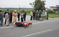 Xe máy đâm nhau trượt dài 6m, 2 người trọng thương
