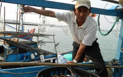 "Tàu mang cờ TQ" tấn công tàu cá Việt Nam trên biển Hoàng Sa