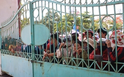 Phụ huynh "vật vã" chờ con dưới tiết trời đổ lửa