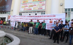 Bị cắt hợp đồng, nhân viên Big C căng băng rôn cầu cứu