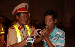 Bình Định: Ma men đứng không vững khi bị đo nồng độ cồn