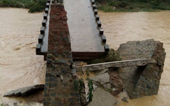 Bình Định: Cầu bị lũ cuốn trôi, giao thông tê liệt