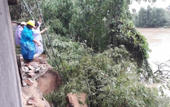 Bờ sông Hà Thanh sạt lở, nhà dân trôi tuột xuống sông