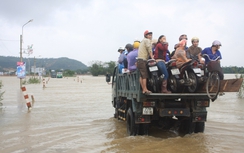Bình Định: Người dân Tuy Phước leo xe ben vượt lũ