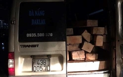 Lợi dụng mưa lũ, xe khách nhận chở gỗ lậu đi tiêu thụ