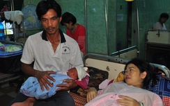 Sản phụ "đẻ rớt" trên đường vượt lũ đến bệnh viện