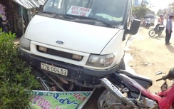 Xe khách mất lái húc đổ cây xanh, hất văng người đi đường