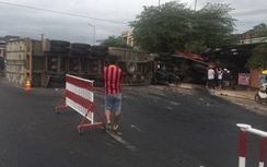 Xe đầu kéo húc xe tải dừng đèn đỏ "bay" vào nhà dân