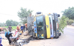 Xe tải chở sắn nổ lốp lật nhào trên quốc lộ