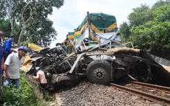 Vụ tàu hỏa tông xe tải: Đình chỉ công tác nhân viên gác chắn