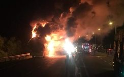 Xe giường nằm bốc cháy trơ khung trên QL1 qua Khánh Hòa