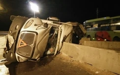Xe đầu kéo mất lái đâm nát dải phân cách, lật nhào trên QL1