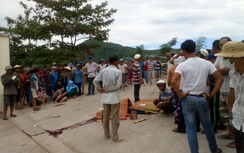 Xe tải kéo lê xe máy, 2 người chết tại chỗ