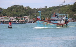 Tàu cá vượt sóng cấp 7, cứu 10 thuyền viên tàu hàng bị chìm