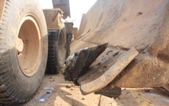 TNGT thảm khốc ở Bình Định: Xe khách va vào lưỡi máy ủi?