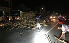 Xe tải húc xe công nông, tài xế kẹt cứng trong cabin