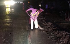 CSGT Bình Định "xuống đường" dọn đá rơi vãi trong đêm