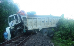 Va chạm tàu hỏa, tài xế xe ben trọng thương