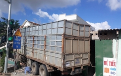 Xe tải mất lái đâm sập 4 nhà dân bên QL1 Quảng Ngãi